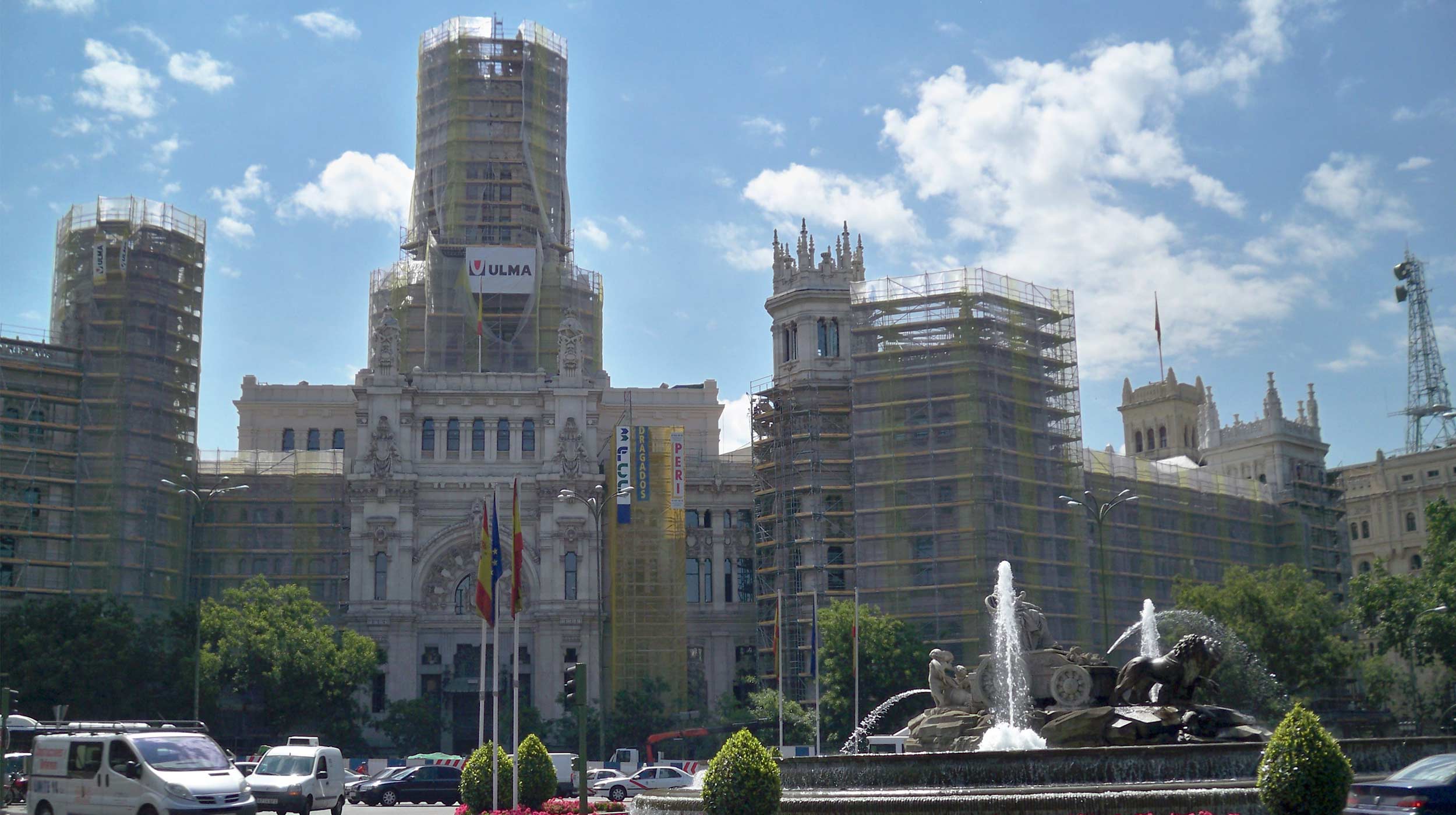 ULMAk egin zituen Madrileko eraikin enblematiko honen fatxada birgaitzeko lanak.