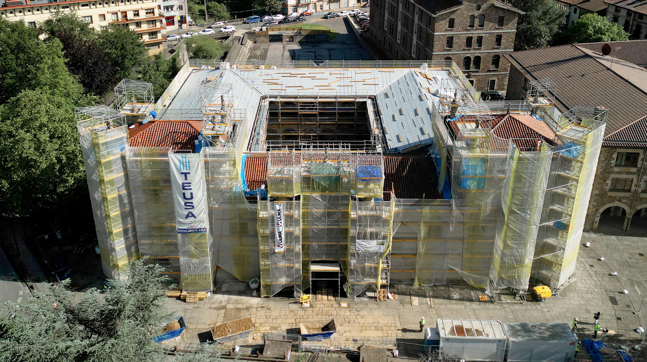 Birgaitze-lanak egiteko, beharrezkoa izan zen BRIO norabide anitzeko aldamioan oinarriturako egitura bat instalatzea, 3.600 m²-ko azalerarekin eta 90 Tn ingururekin, eraikinaren perimetro osoa estaltzeko.