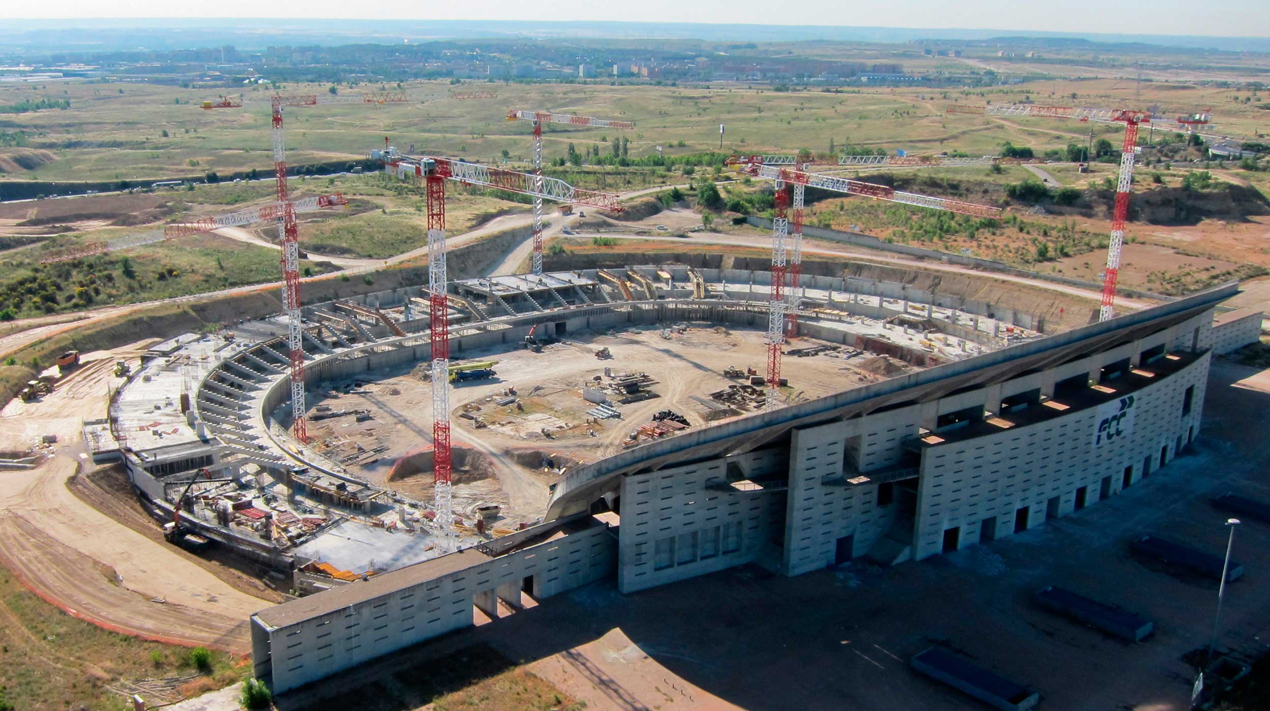 Birmoldaketaren ondoren, Wanda Metropolitano estadioak 68.000 pertsonarentzako lekua dauka, eta forma eliptikoan eraiki da, 300 eta 255 metroko ardatzekin.