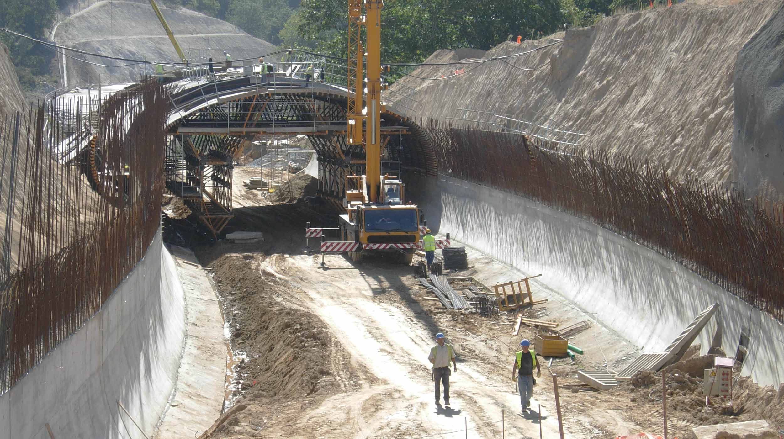 Begi bakarreko tunel aizun bat da (115 metroko luzera), Ponte da Barca- Arcos de Valdévez herrien arteko EN-101 saihesbidean, Portugalen.