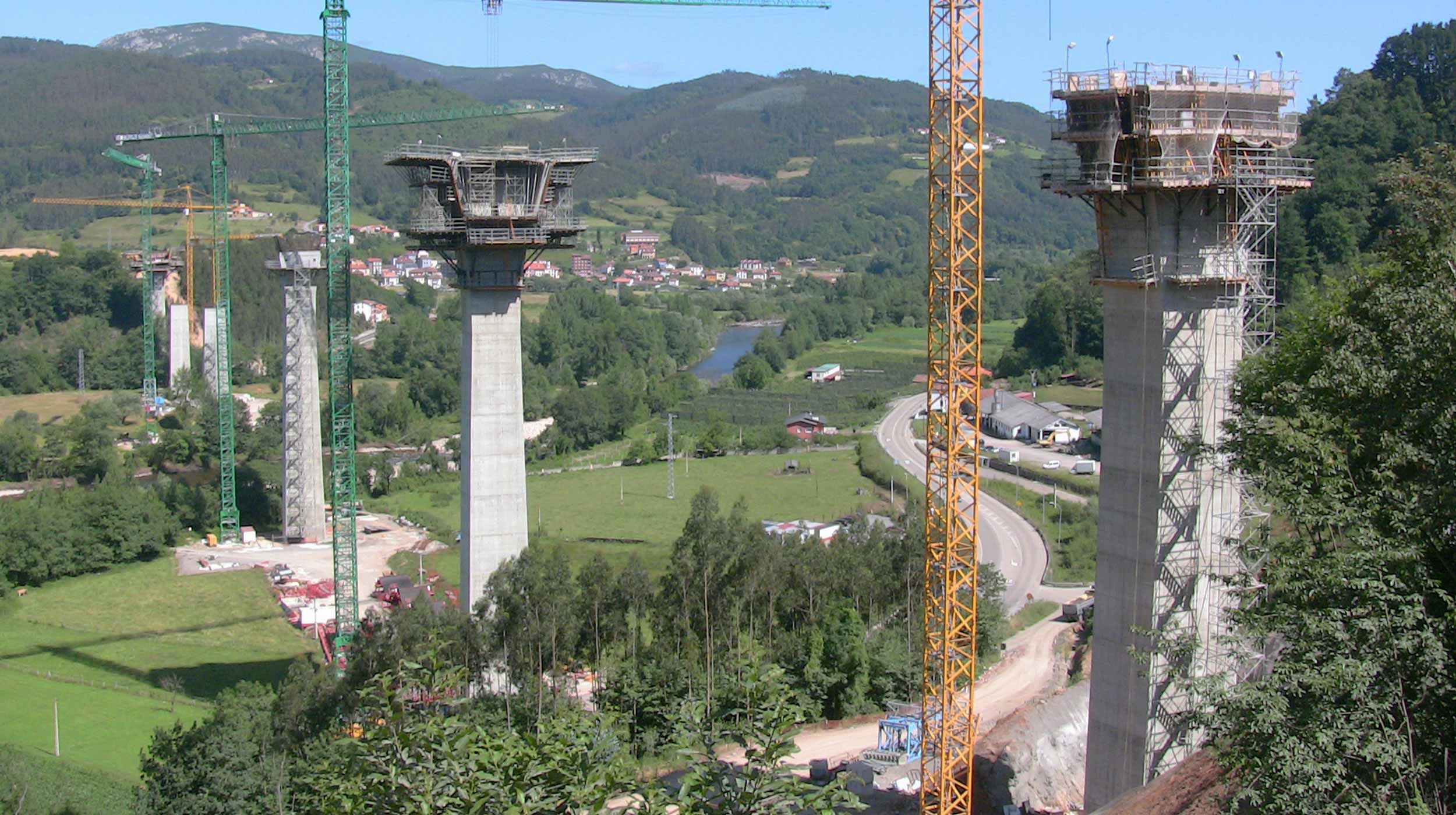 Asturiasko A-63 La Espina Autobiaren barruan sartzen da,  eta jarraian hegal gehien dituen zubia izango da Espainian, izan ere, luzeran 900 metro izango ditu eta pilare artean 160 metroko hegalak.