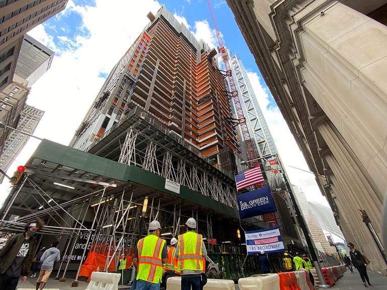 185 Broadway dorrea, New Yorkeko finantza distrituan nabarmen