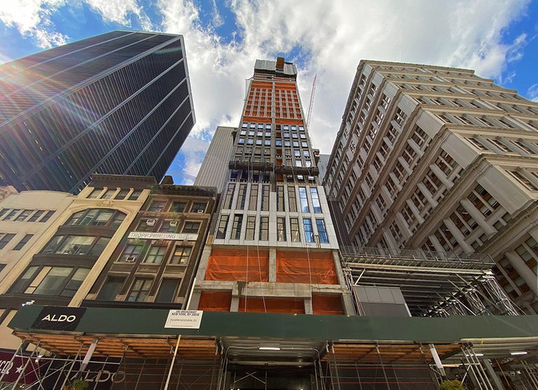 185 Broadway dorrea, New Yorkeko finantza distrituan nabarmen