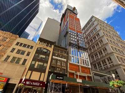 185 Broadway dorrea, New Yorkeko finantza distrituan nabarmen