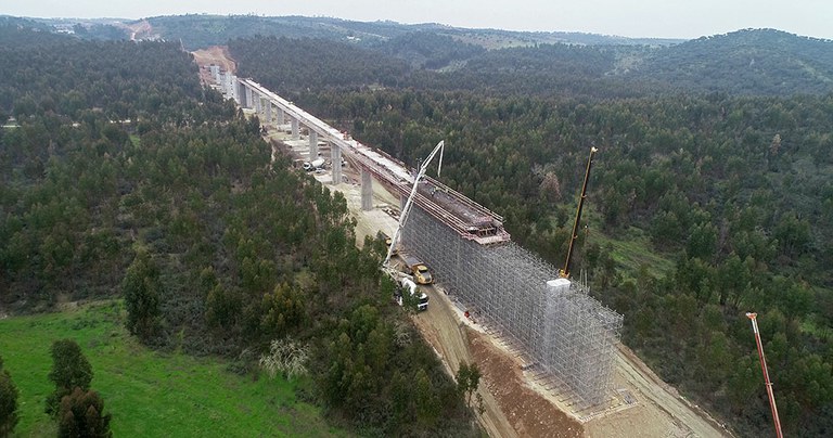 Ekipo ugari Portugalgo abiadura handiko linearen lehen zatia eraikitzeko