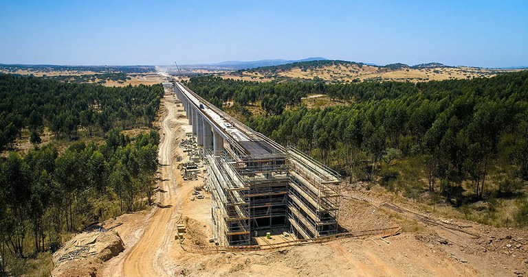 Ekipo ugari Portugalgo abiadura handiko linearen lehen zatia eraikitzeko