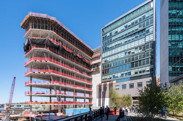 Hudson ibaira begira, geometria bakarreko eraikin batetik