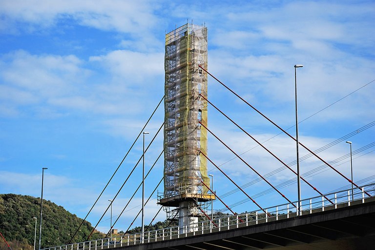 Plataforma móvil motorizada para rehabilitar el puente de La Arena