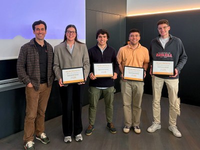 ULMAko Iñaki Etxagibelek TECNUNeko ikasleek aurkeztutako lan onenari diploma eman dio.